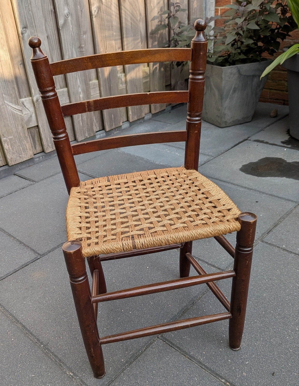 Kleine houten knopstoel, Ophalen