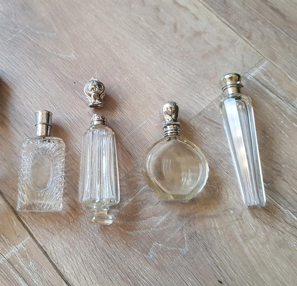 4 parfumflesjes met zilveren dopjes!, Antiek en Kunst, Ophalen of Verzenden