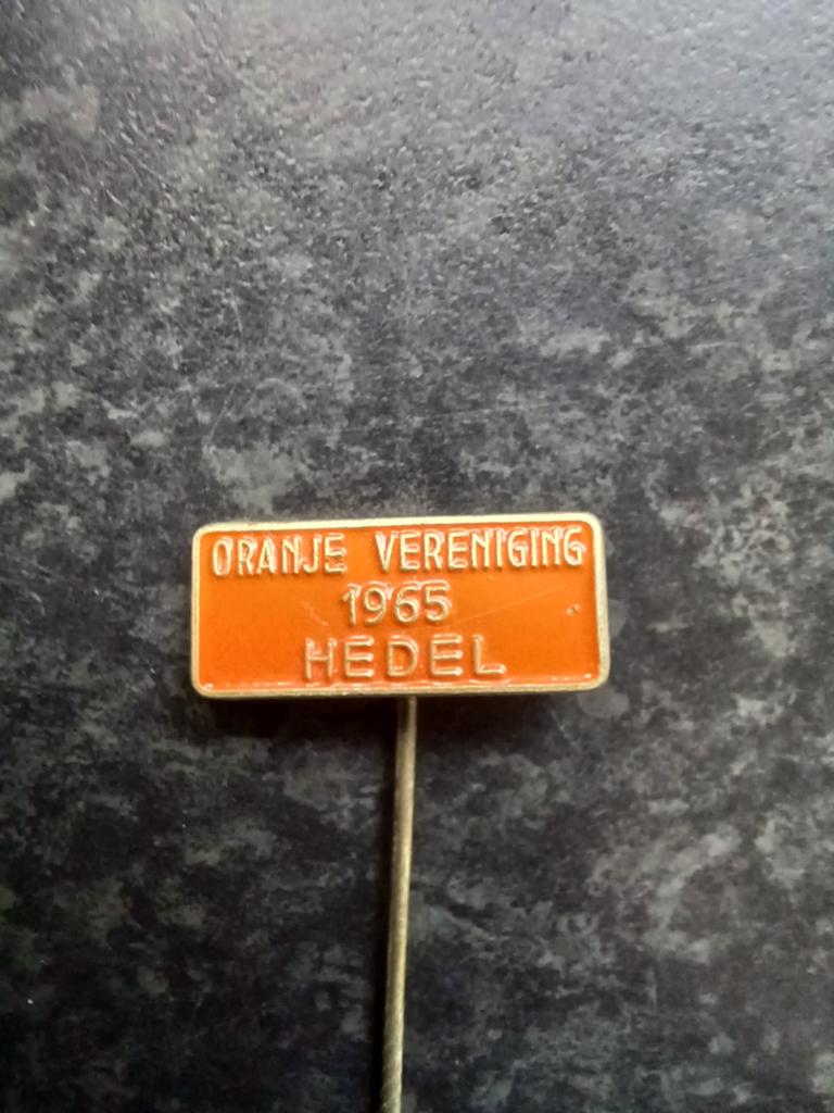 Speldje Hedel Oranje vereniging 1965, Verzamelen, Speldjes, Pins en Buttons, Ophalen, Gebruikt, Overige onderwerpen, Speldje of Pin