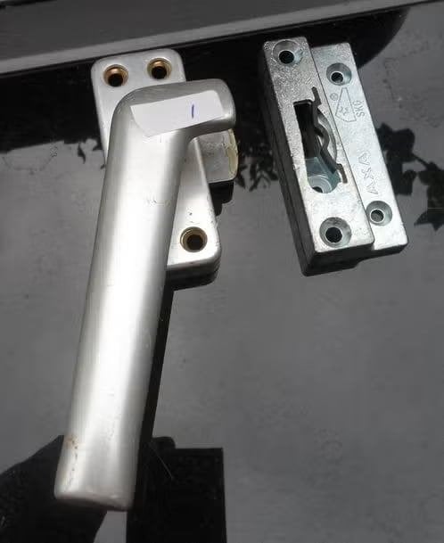 Te koop 25 stuks raamboompjes en 27 stuks sluitplaatjes., Ophalen of Verzenden, Zo goed als nieuw, Overige materialen, Slot