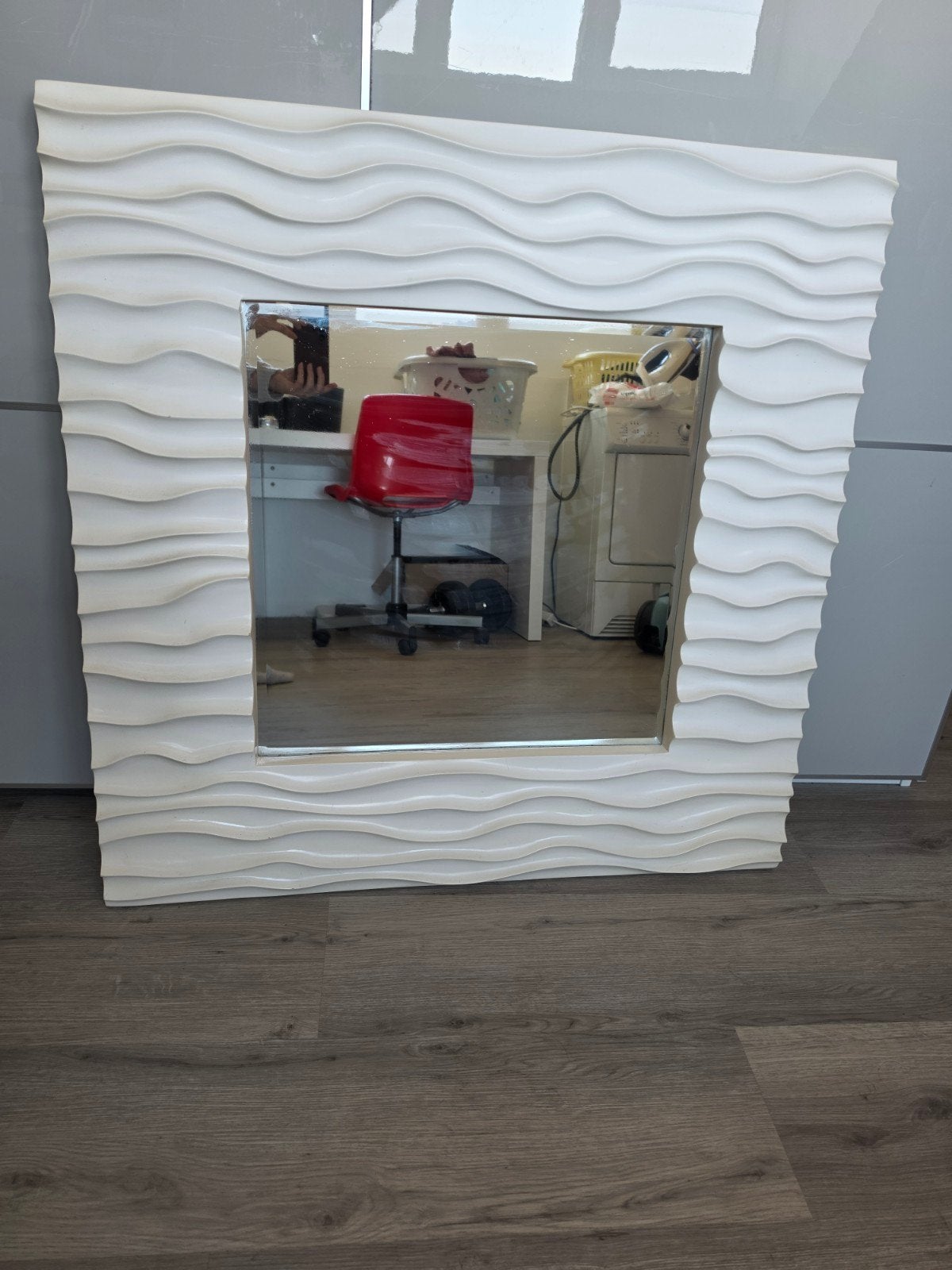 Vierkante spiegel met golvend wit frame, Huis en Inrichting, Ophalen, Gebruikt, Vierkant, 75 tot 100 cm