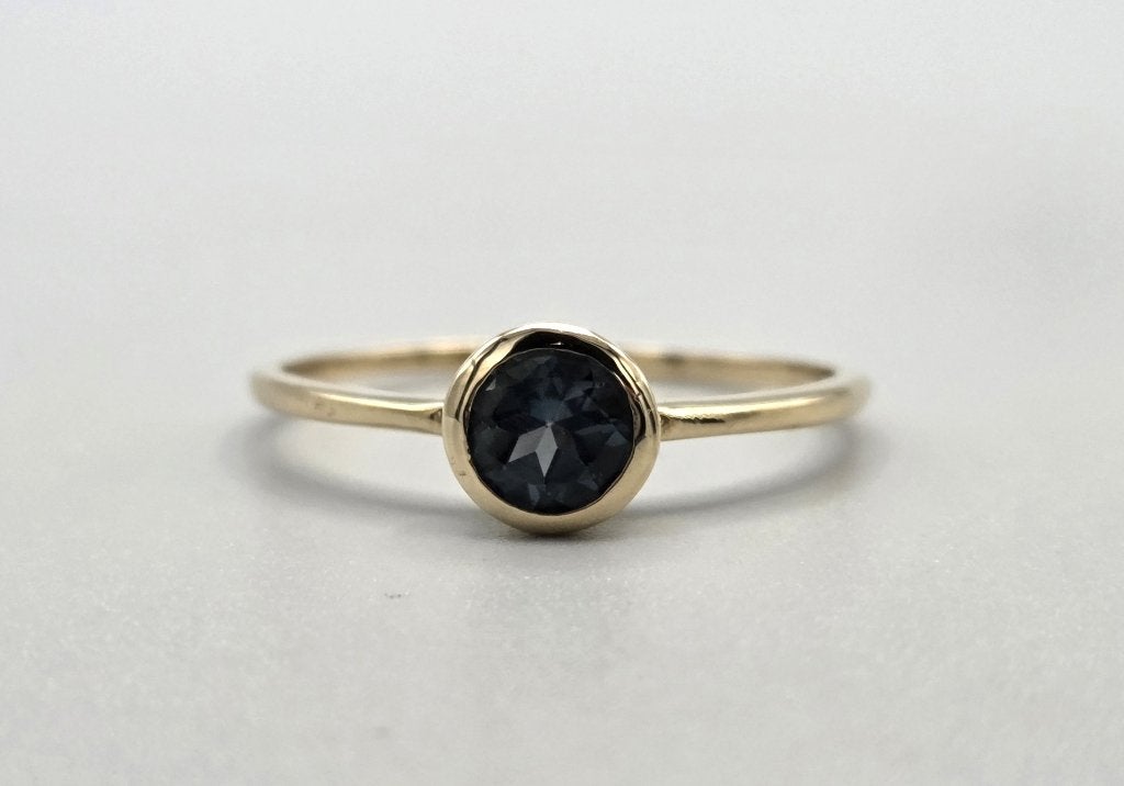 Gouden Vintage solitair ring met edelsteen saffier. Nr: 32, 18 tot 19, Blauw, Ophalen of Verzenden, Zo goed als nieuw