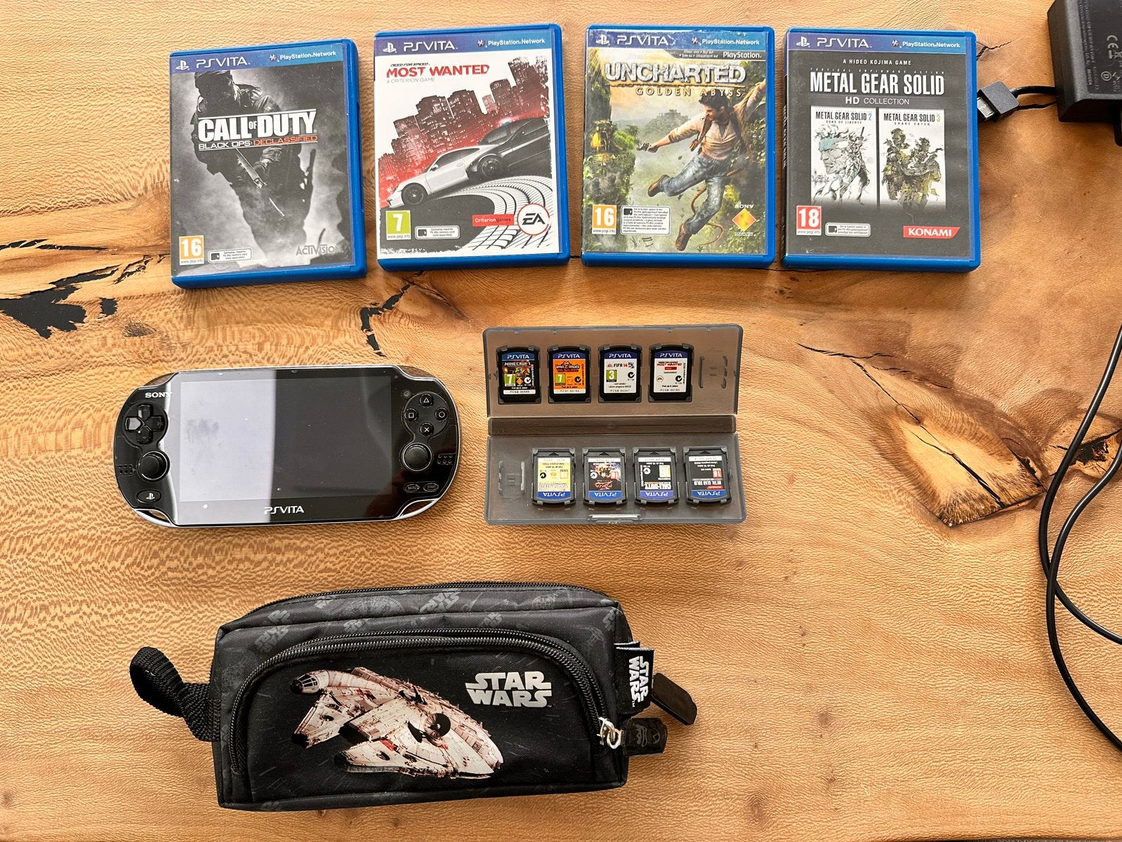 Sony PS Vita met 4 games, 9 extra games en Star Wars hoes, Spelcomputers en Games, Ophalen, Gebruikt, Zwart, Met games