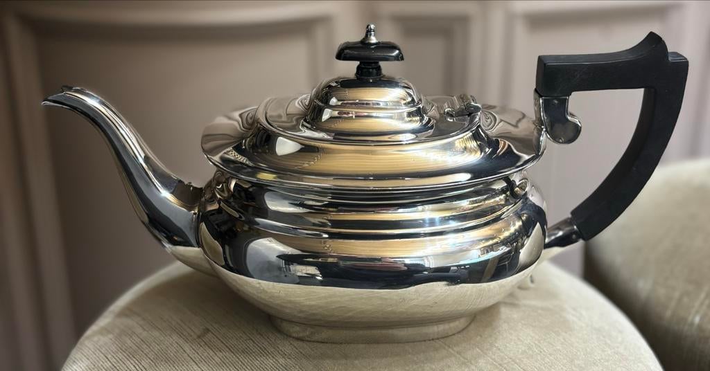 Zwaar verzilverde theepot met zwarte handgreep, Ophalen of Verzenden, Zilver