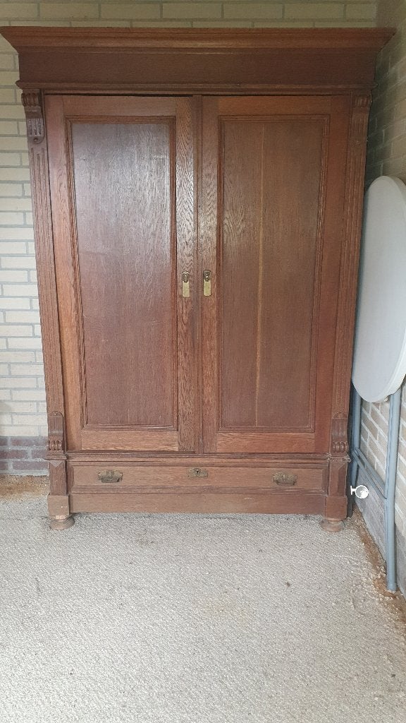 Prachtige oude eiken 2-deurs kast met houtsnijwerk, Antiek en Kunst, Ophalen