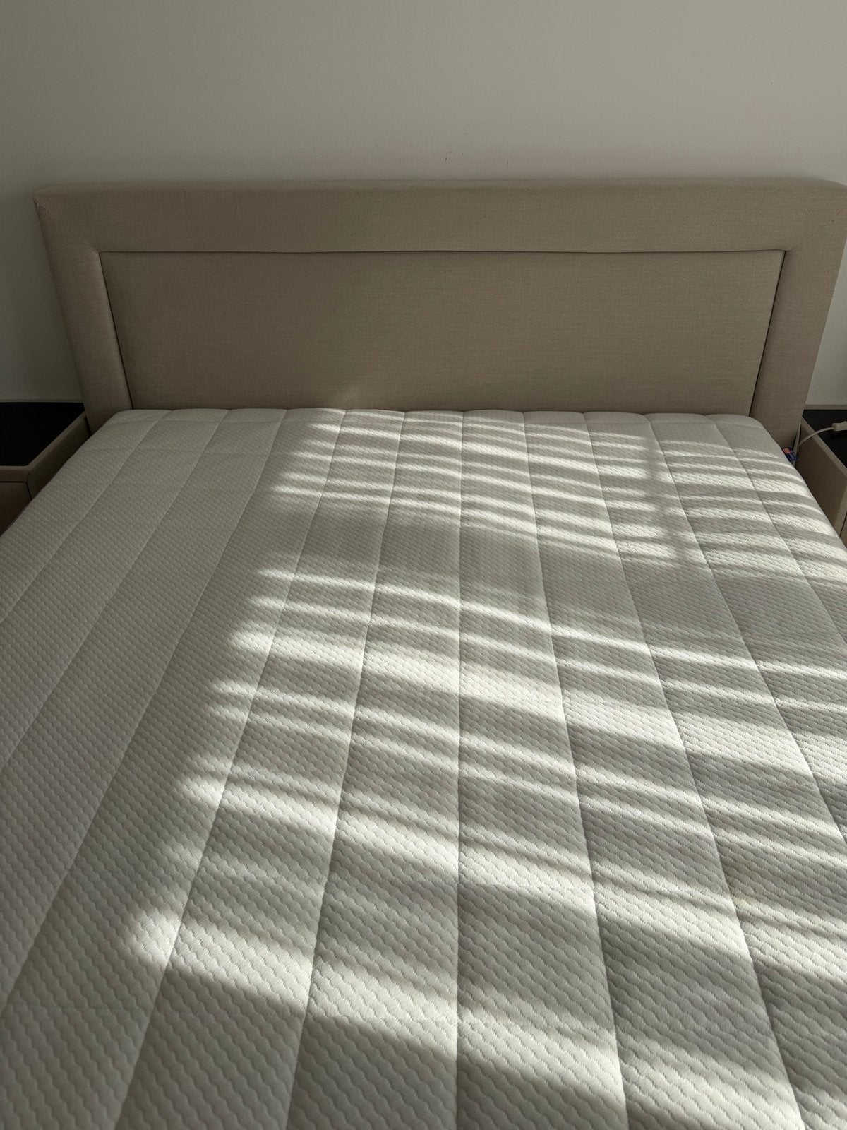 Tweepersoonsbed met matras en nachtkastjes, Huis en Inrichting, Slaapkamer | Bedden, Ophalen, Beige, Tweepersoons, Zo goed als nieuw