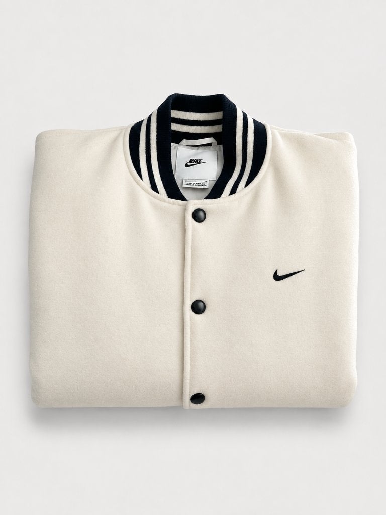 Nike Varsity Jacket Jas Gebroken Wit Zwart M, Kleding | Heren, Maat 48/50 (M), Wit, Nike, Ophalen of Verzenden