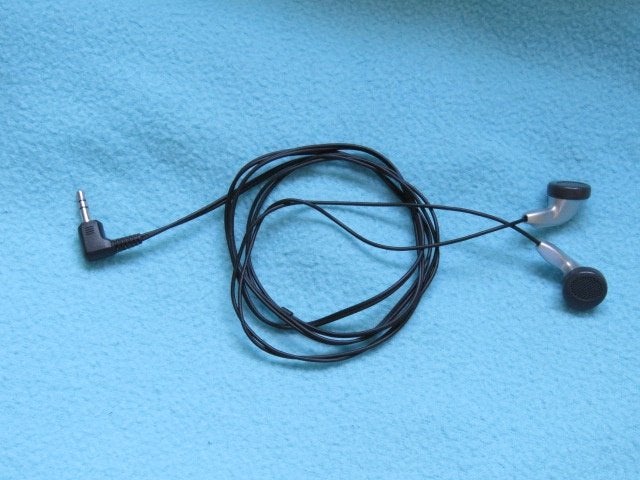 1 EURO OF GRATIS Oordopjes met draad en plug, Ophalen, Zo goed als nieuw, Zwart, In oorschelp (earbud)