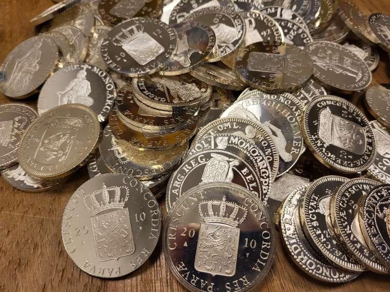 Ruim 500 gram netto zilveren dukaten, Ophalen of Verzenden, Zilver