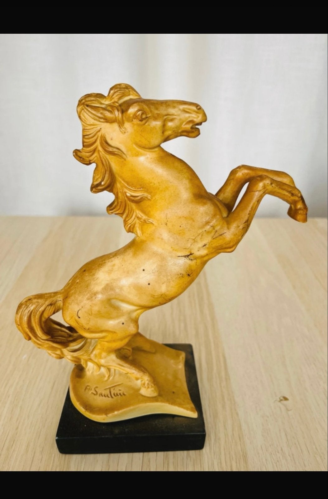 Gesigneerd beeld van stijgerend paard, Overige onderwerpen, Ophalen of Verzenden, Overige materialen, 20 - 50 cm