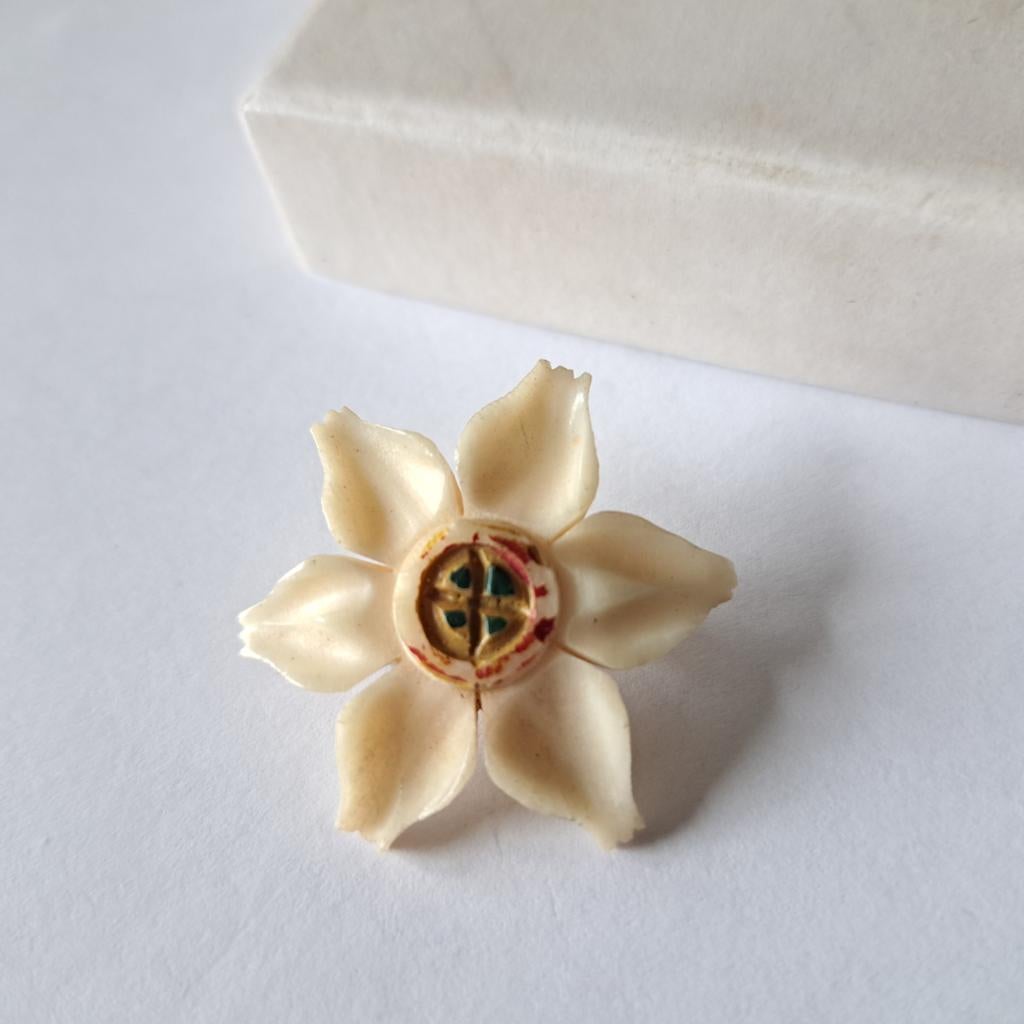 Oud uitgesneden bloem broche, Verzenden, Overige materialen, Broche