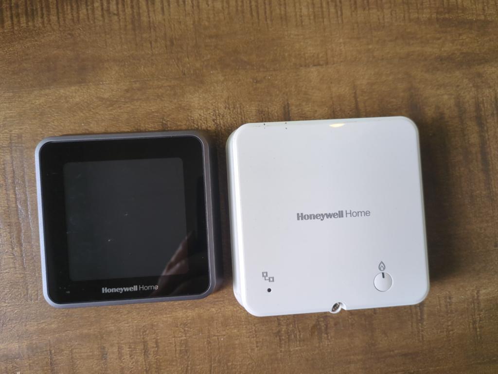 Honeywell Home Slimme Thermostaat en Gateway, Ophalen of Verzenden, Slimme thermostaat, Zo goed als nieuw