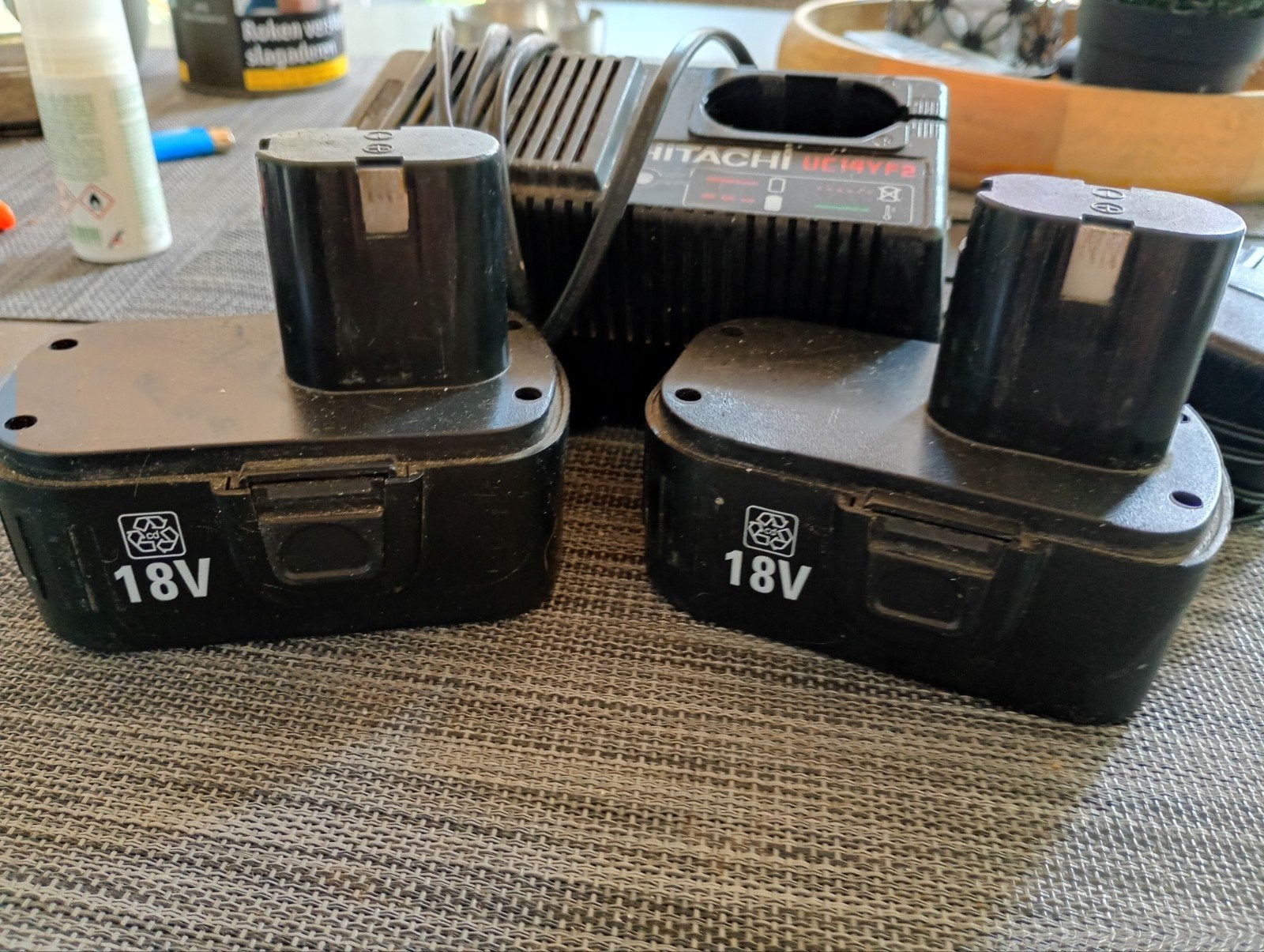 Hitachi acculader met twee 18V accu's, Ophalen of Verzenden, Gebruikt, Overige typen
