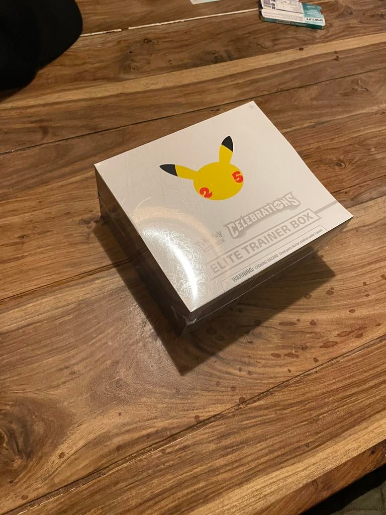 Pokemon 25th Anniversary Celebrations Elite Trainer Box, Ophalen of Verzenden, Zo goed als nieuw, Boosterbox