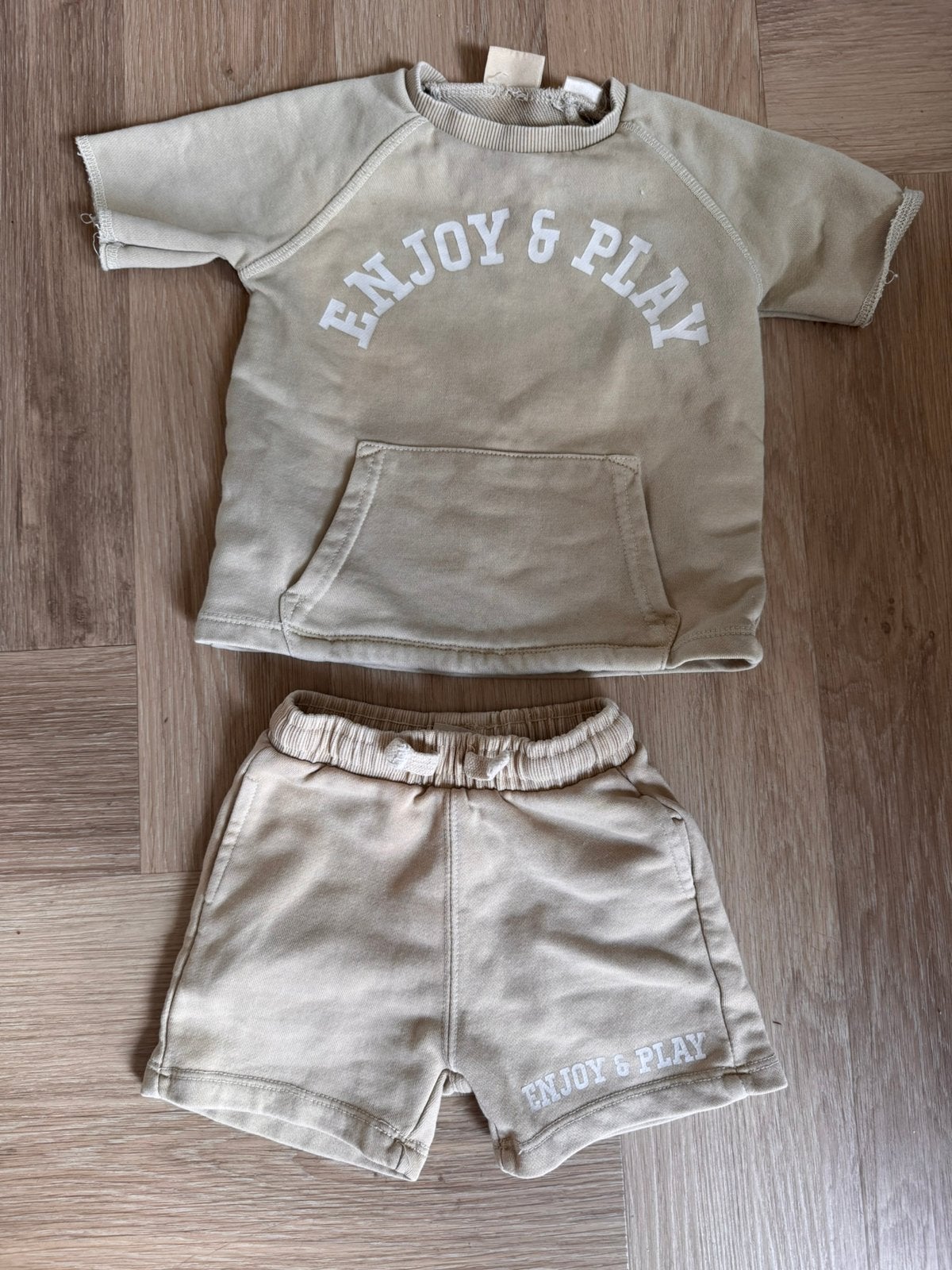 Mooi beige Zara kort joggingsetje maat 86, Kinderen en Baby's, Babykleding | Maat 86, Ophalen of Verzenden, Zo goed als nieuw