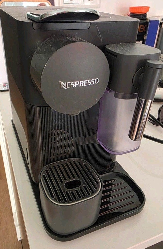 Nespresso De'Longhi EN500.B Lattissima Koffiemachine, Koffiepads en cups, Gebruikt, Koffiemachine, Ophalen of Verzenden