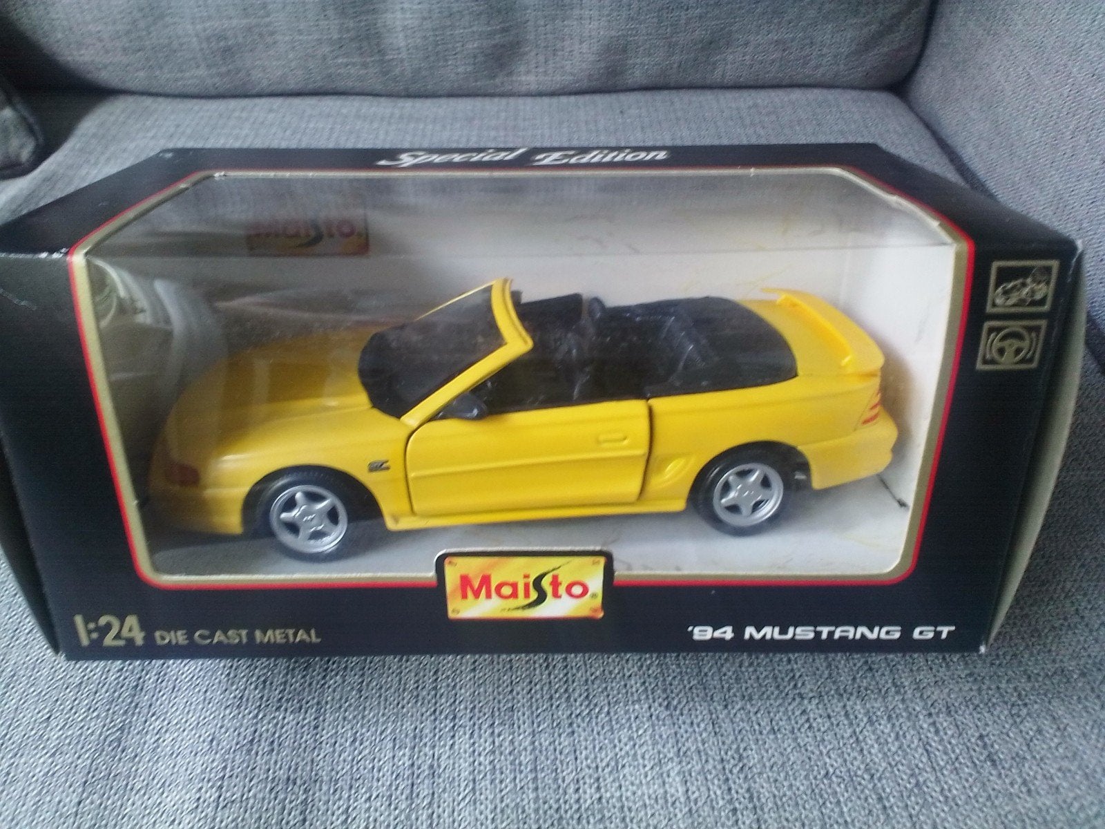 Ford Mustang 1994 geel 1/24 maisto