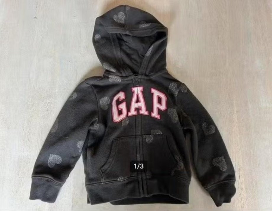 Donkergrijze Baby GAP vest – hoodie met hartjes (ZGAN) 3 jr, Trui of Vest, Ophalen of Verzenden, Zo goed als nieuw, Gap Kids