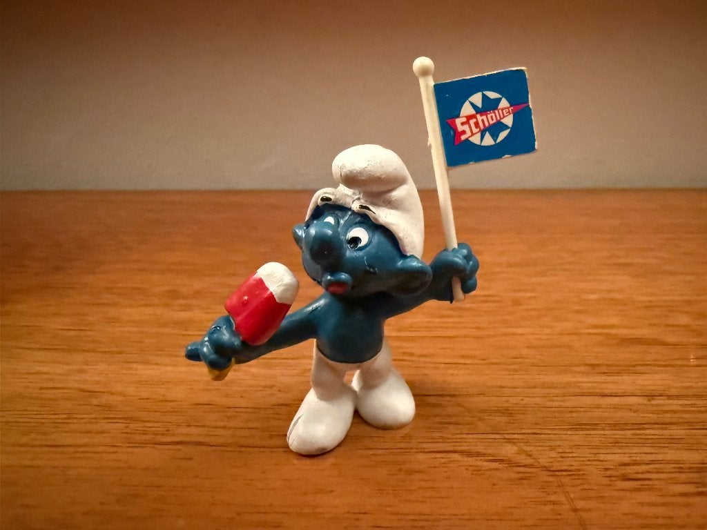 Smurf met ijsje en vlaggetje – Schöller logo – reclamesmurf, Ophalen of Verzenden, Gebruikt, Verschillende Smurfen, Poppetje, Figuurtje of Knuffel