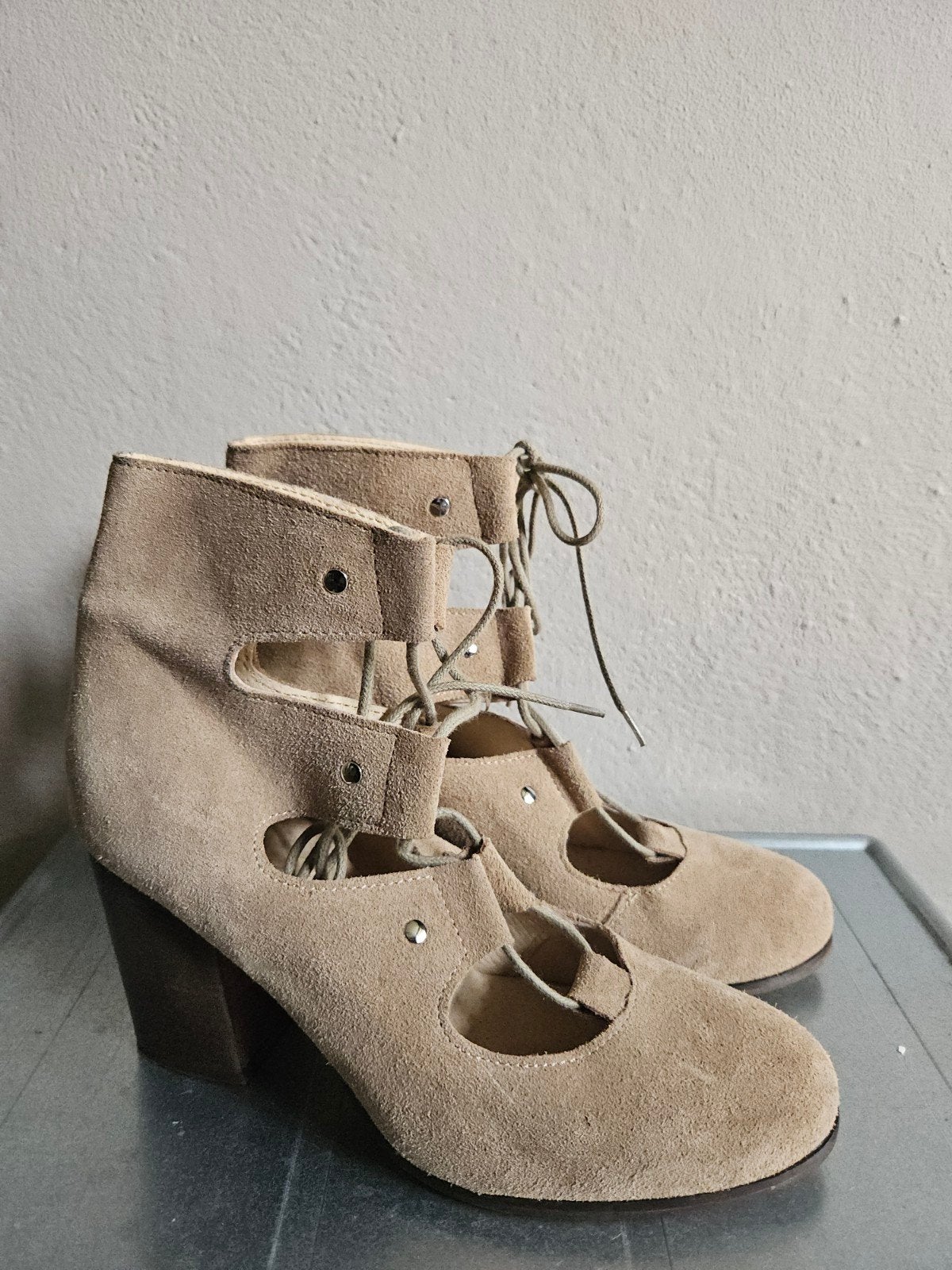 Suède veterschoenen met hak - Beige, Ophalen of Verzenden, Nieuw, Beige