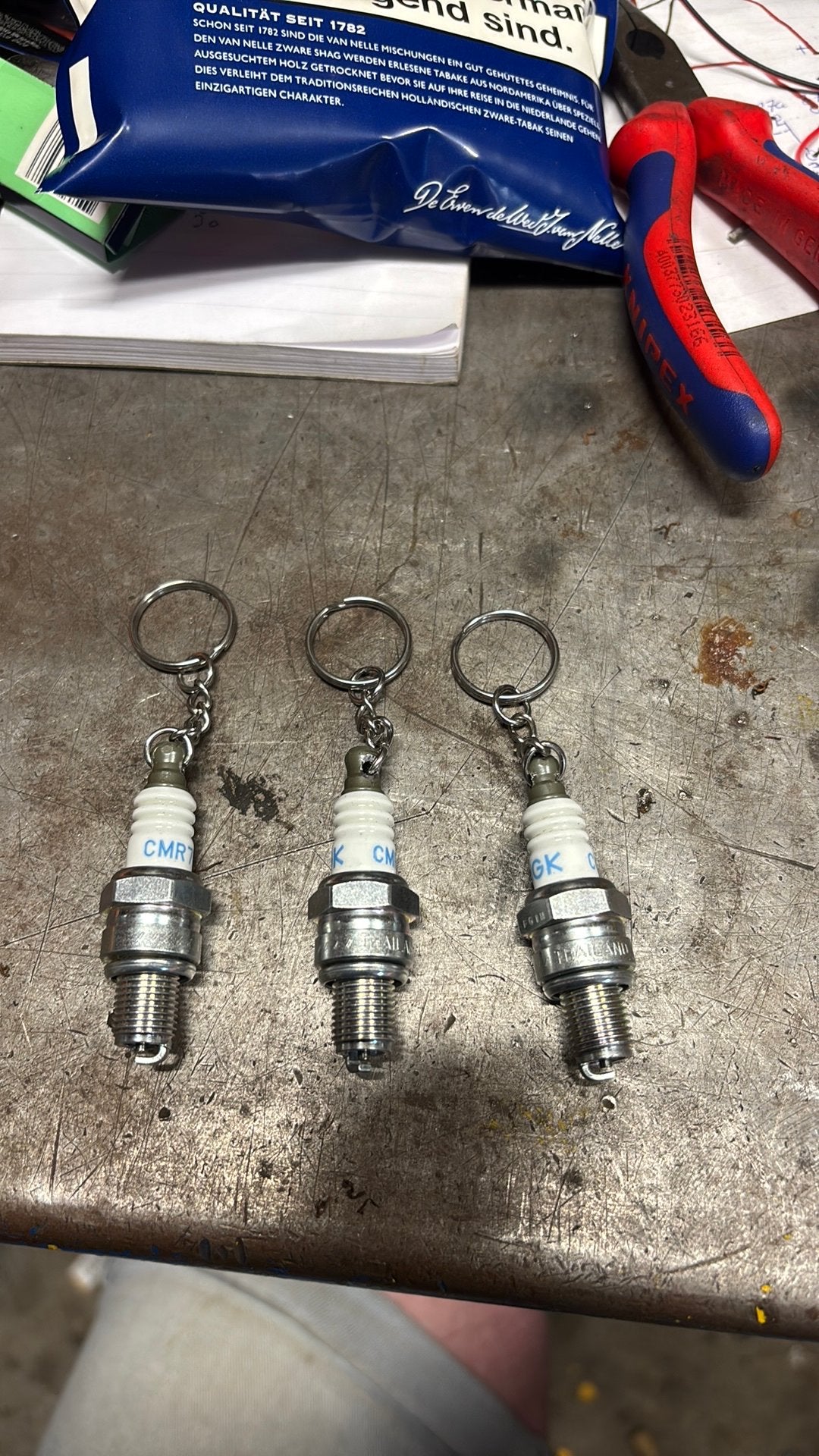 Auto sleutelhanger van een echte bougie NGK, Ophalen