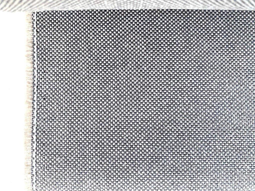 Kvadrat Field 2 242; grijs + beige; max. 9 meter meubelstof, Overige materialen, 120 cm of meer, Ophalen of Verzenden, Grijs