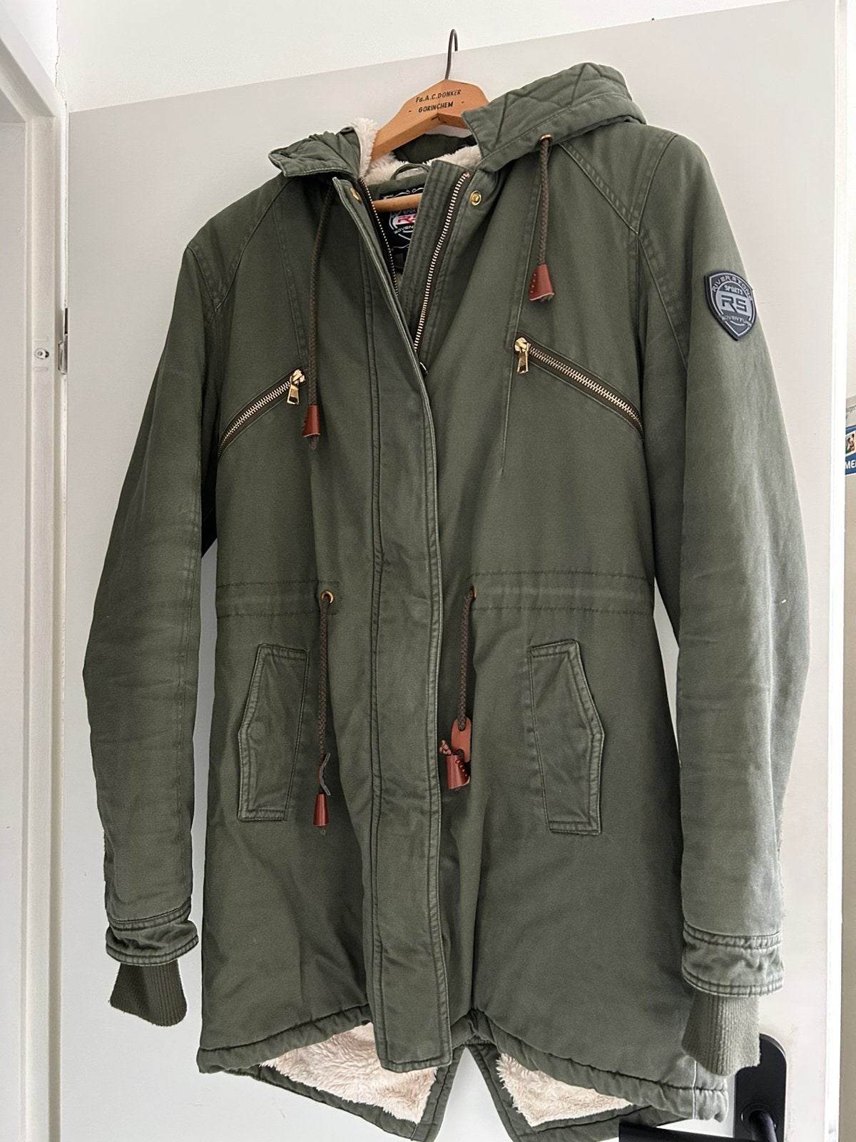 Warm gevoerde winterjas met capuchon maat M, Ophalen of Verzenden, Zo goed als nieuw, Maat 38/40 (M), Groen