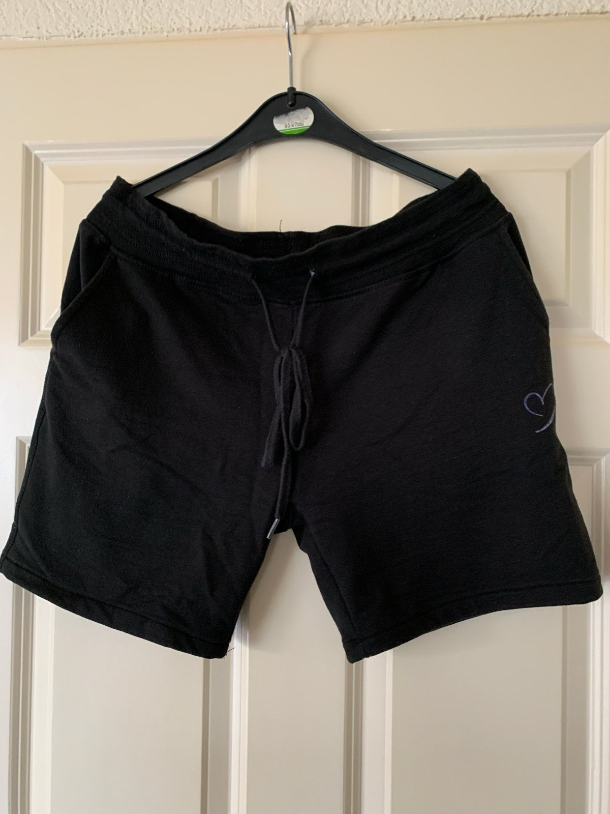 Zwarte True Spirit korte broek met hartje L, Kleding | Dames, Broeken en Pantalons, Kort, Zwart, Maat 42/44 (L), Ophalen of Verzenden