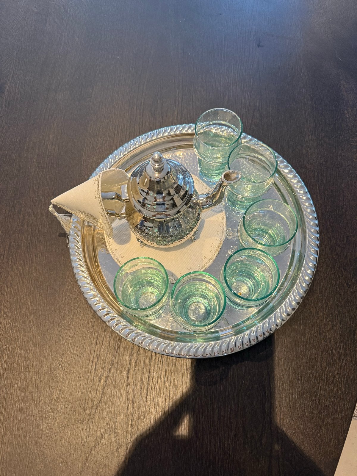 Marokkaanse theepot met dienblad en 6 glazen, Aziatisch, Ophalen of Verzenden, Zo goed als nieuw, Theepot