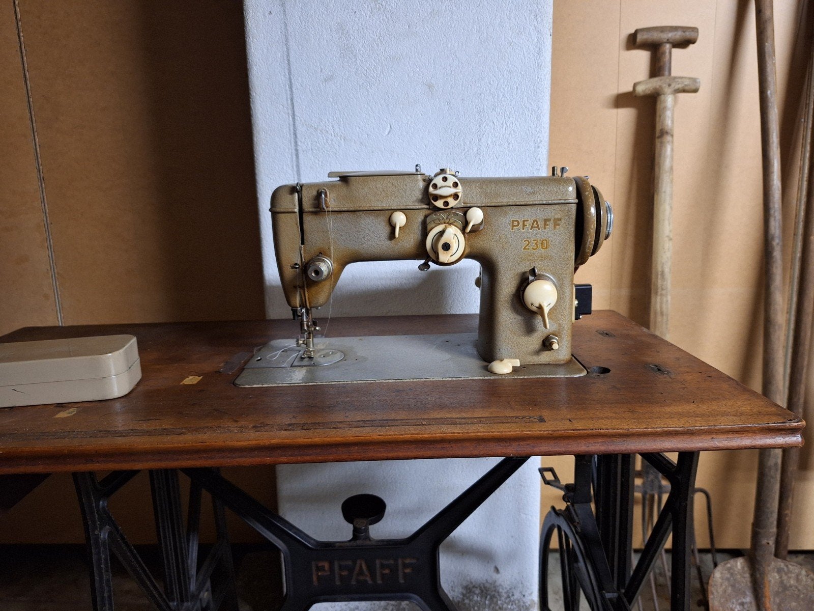 Vintage Pfaff 230 Naaimachine met Tafel en Pedaal, Ophalen