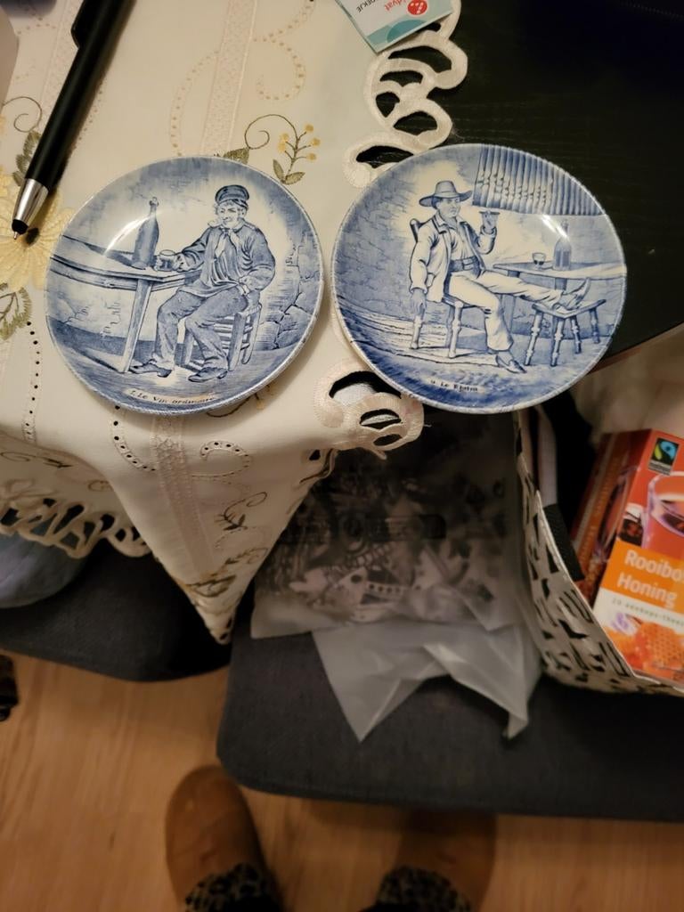 Set van 2 Boch Delfts Blauw wandborden - 'Le Vin' & 'Le Fume, Ophalen of Verzenden