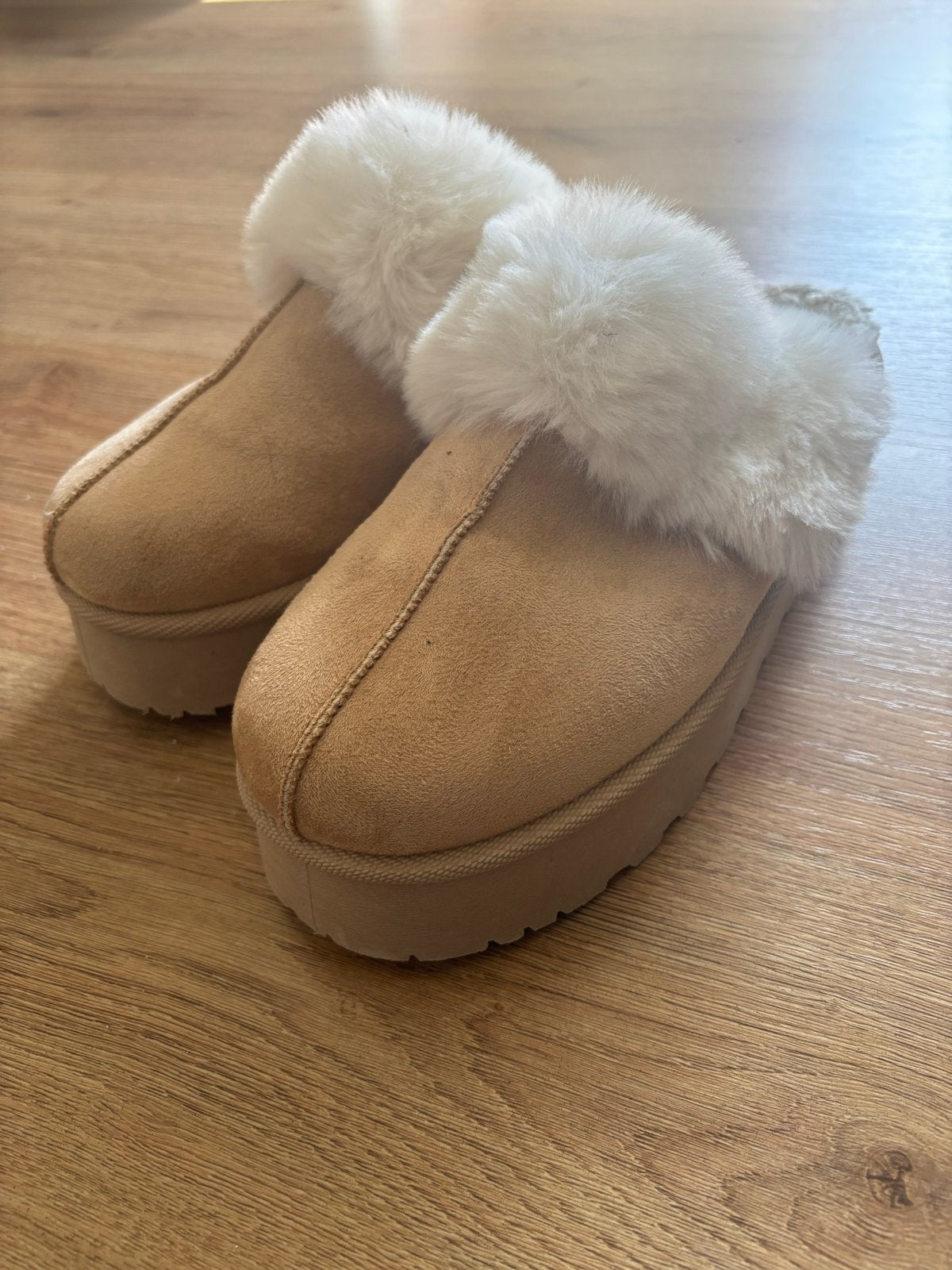 Beige pantoffels maat 42 (merkloos), Kleding | Dames, Ophalen of Verzenden, Zo goed als nieuw, Beige, Pantoffels of Sloffen