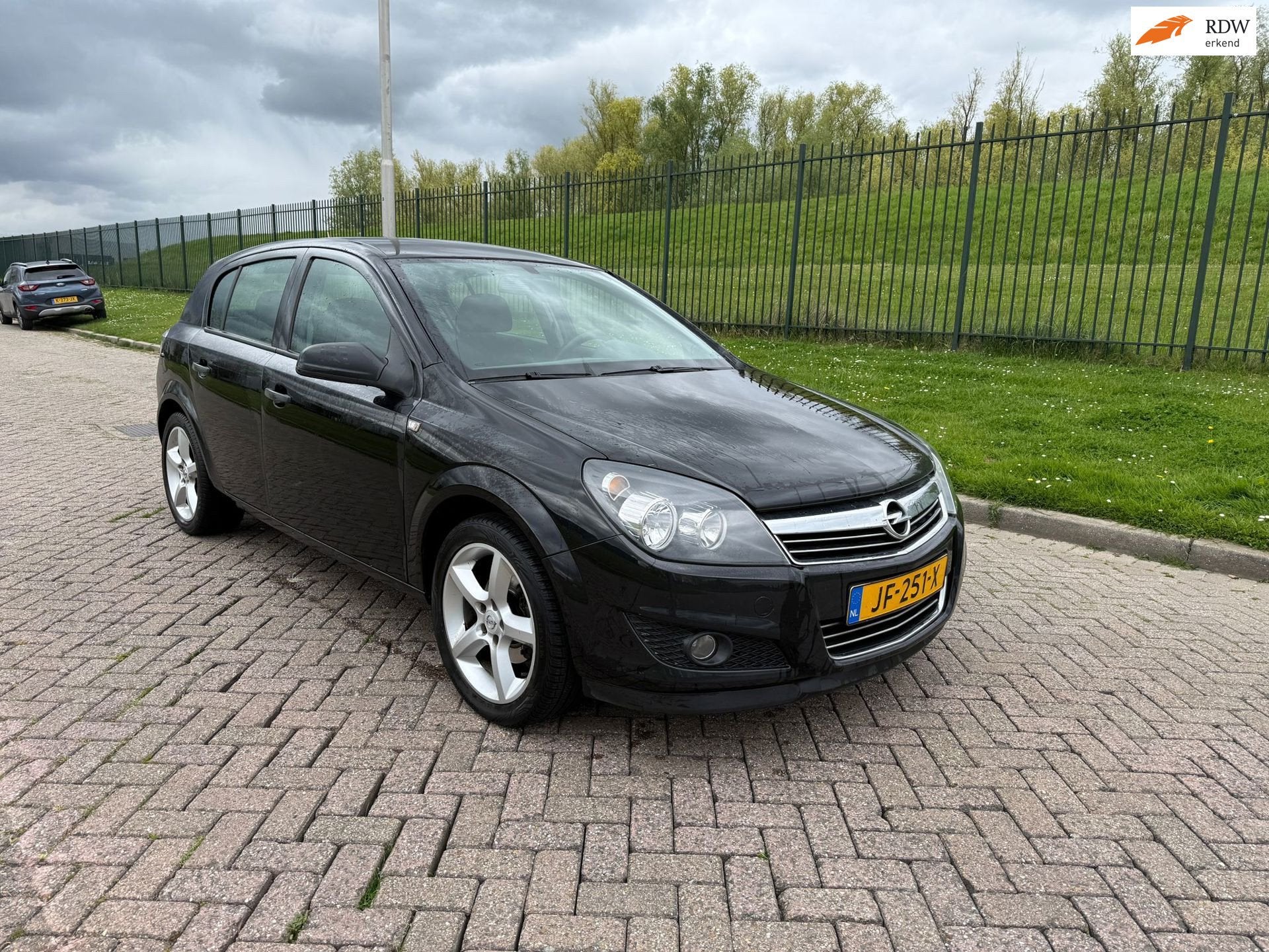 Opel Astra 1.6 Cosmo, Auto's, Opel, Voorwielaandrijving, Gebruikt, Zwart, 4 cilinders