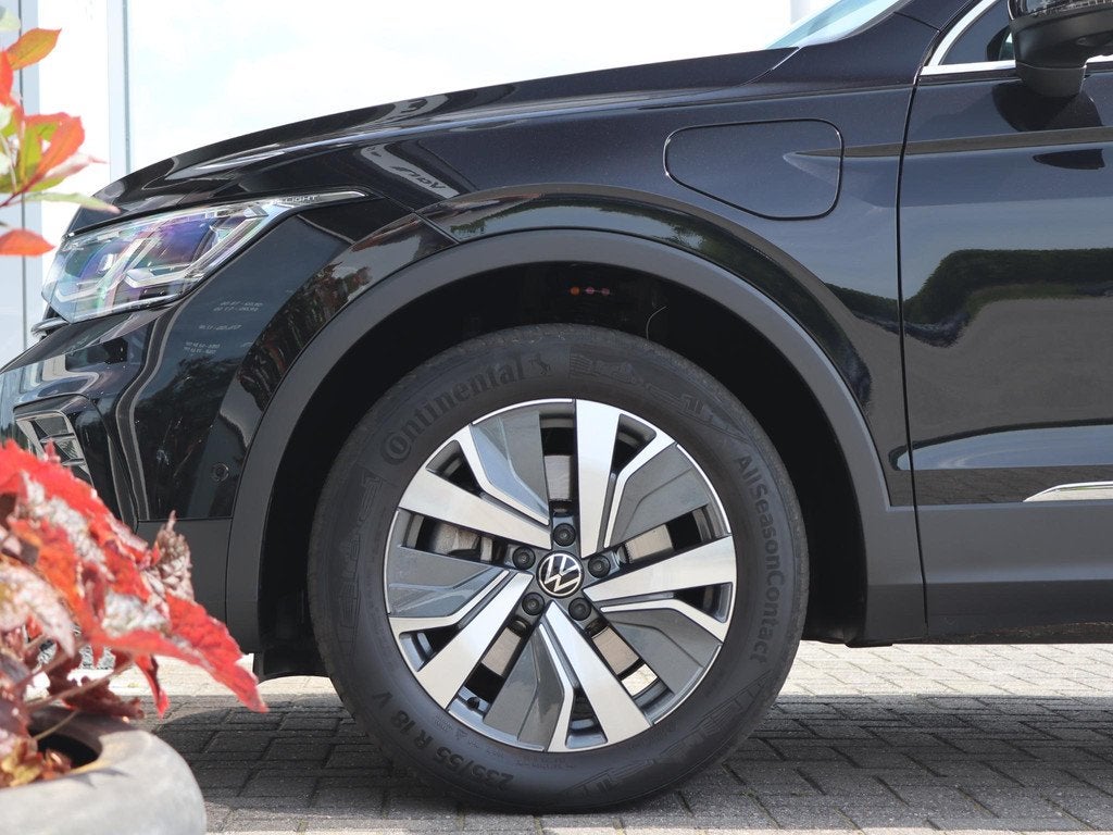 Volkswagen Tiguan 1.4 TSI 245 pk DSG eHybrid Elegance | Pano, Auto's, Volkswagen, 1716 kg, Stof, 4 cilinders, Zwart