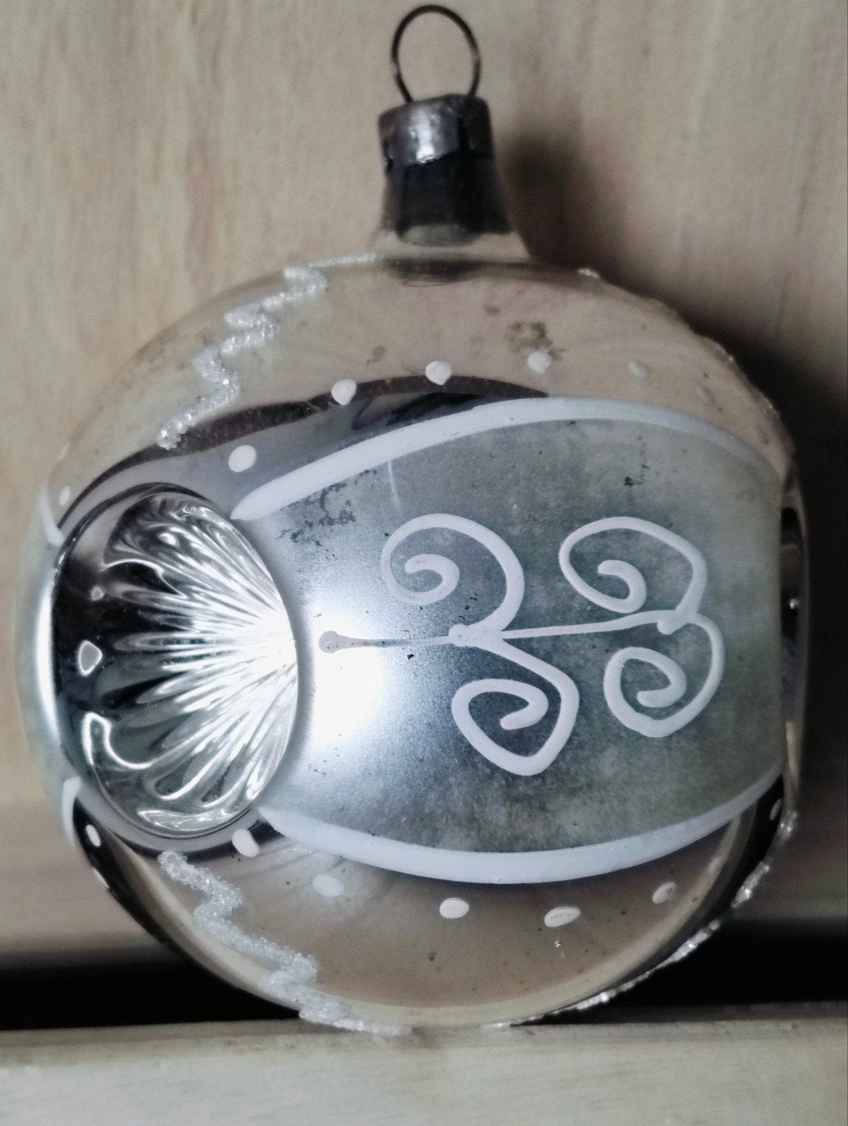 Antieke glazen zilverkleurige deuk kerstbal met decor, Ophalen of Verzenden, Gebruikt