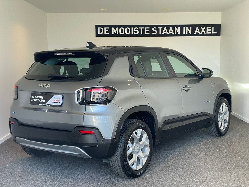 Jeep Avenger Altitude 54 kWh (bj 2024, automaat), Auto's, Gebruikt, Zwart, 156 pk, Leder