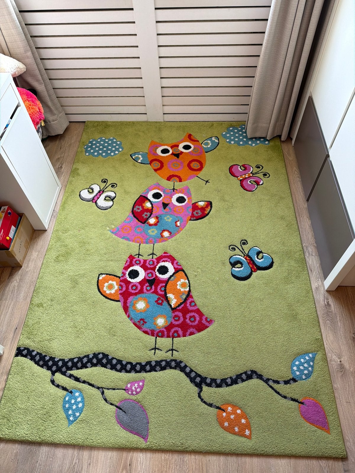 Vrolijk kindertapijt met uilen en vlinders 140x204cm, Ophalen, Gebruikt, 100 tot 150 cm, 200 cm of meer