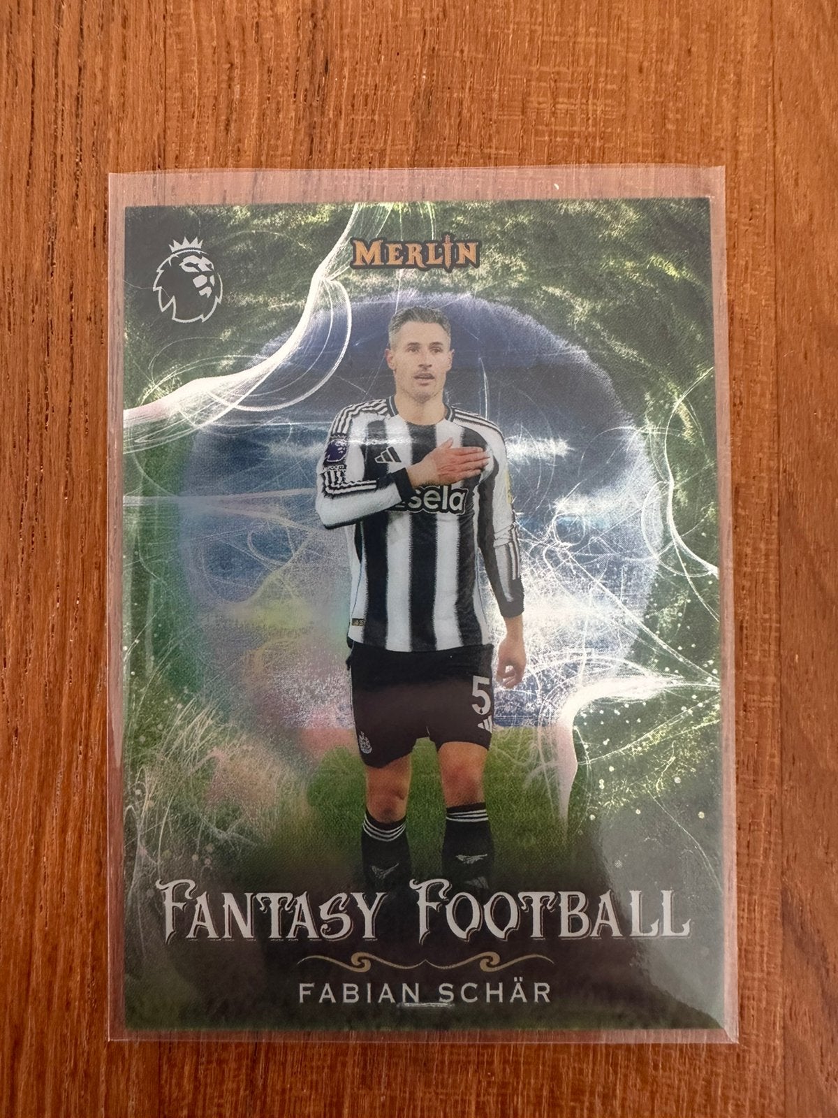 Topps 2026 Merlin Fabian Schär FF-30 Newcastle United, Verzenden, Zo goed als nieuw, Buitenlandse clubs, Spelerskaart