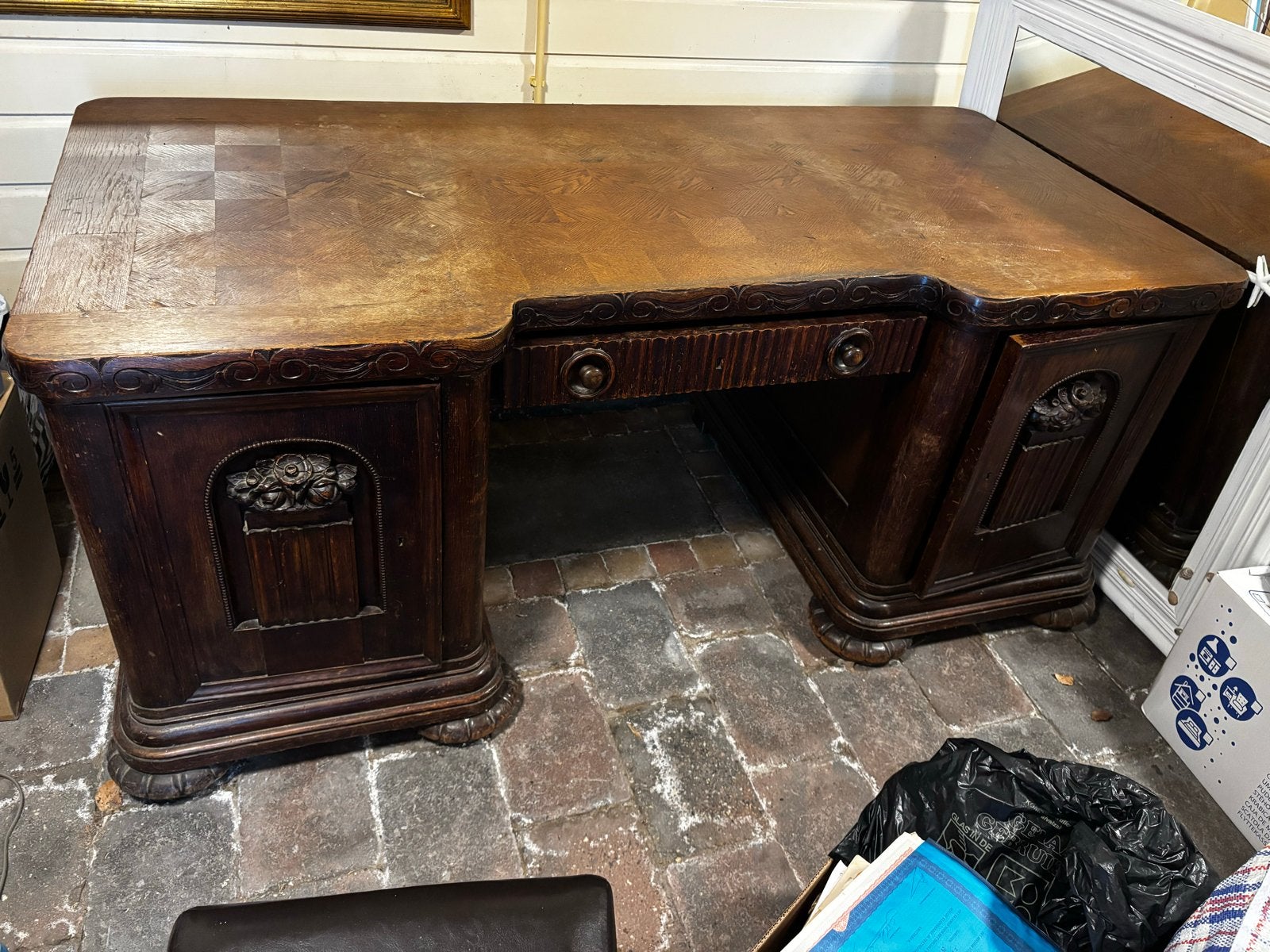 Antiek Eiken Bureau met Rijkelijk Houtsnijwerk, Ophalen