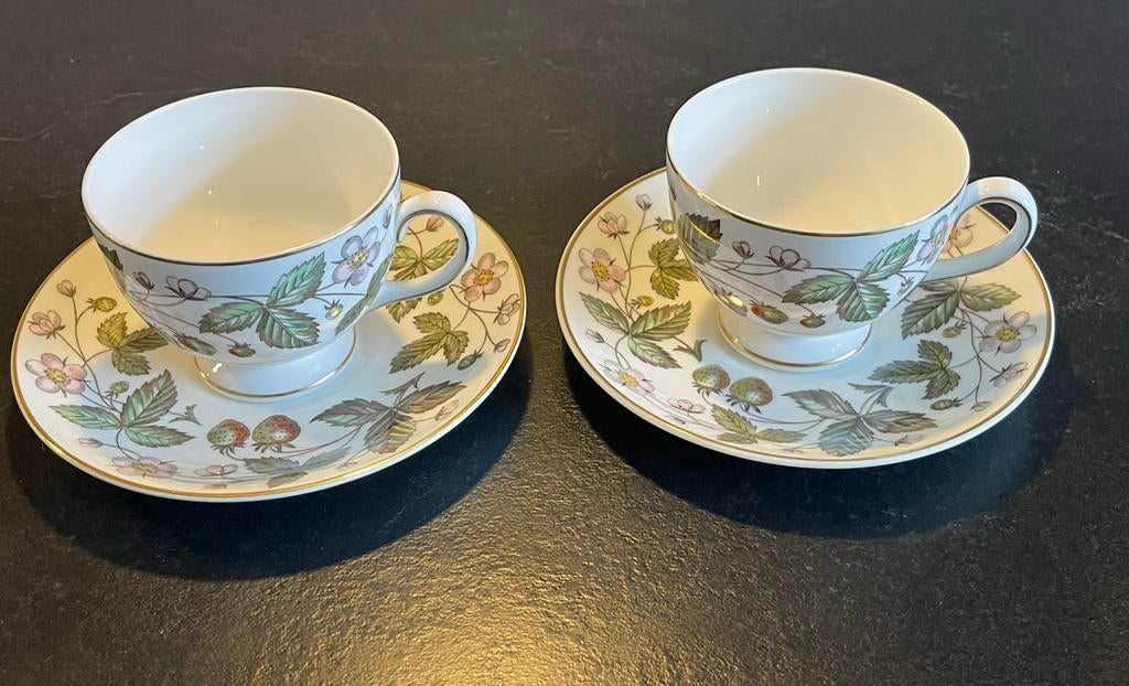 2 Wedgwood Strawberry Hill, Leigh shape, gaaf, aardbei., Ophalen of Verzenden, Zo goed als nieuw, Porselein, Kop en/of schotel