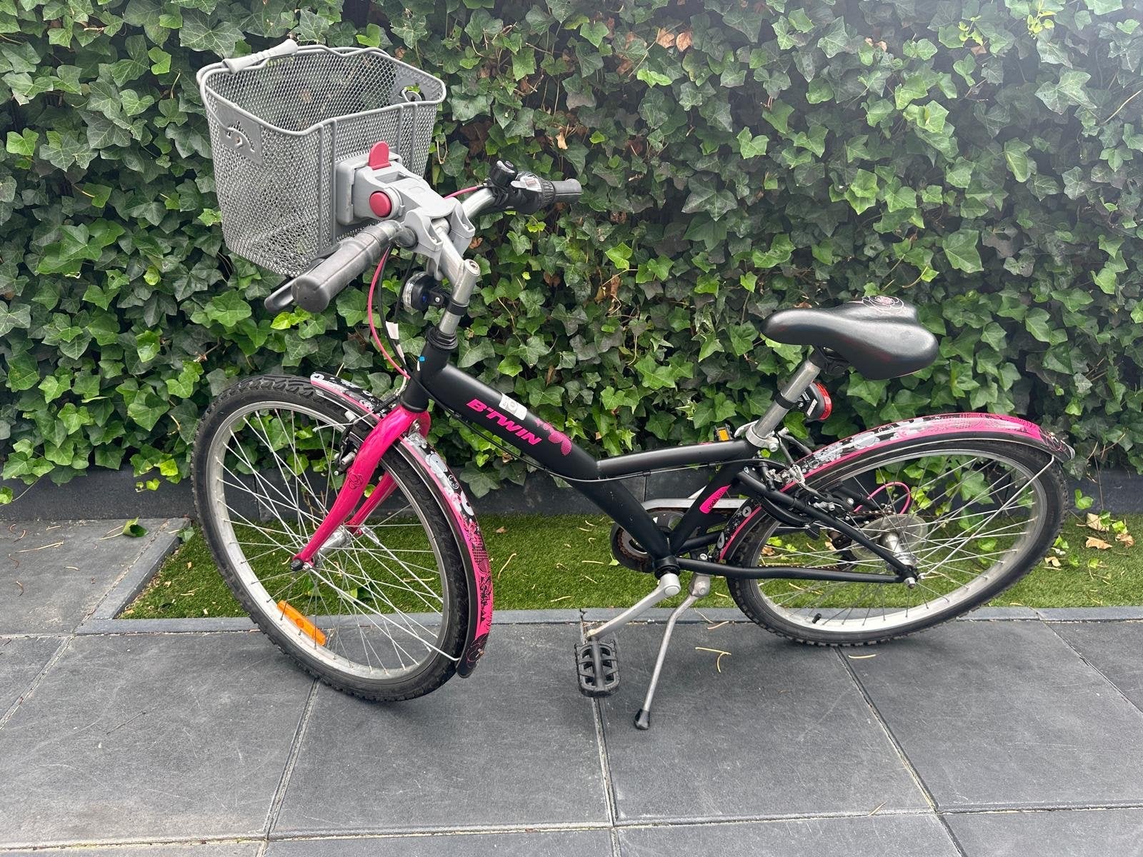 B'Twin kinderfiets 24 inch met versnellingen en mand, Ophalen, Velgrem, Handrem, Gebruikt