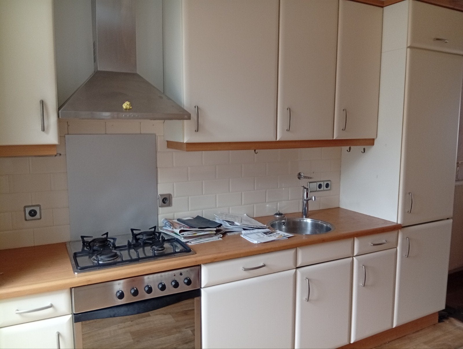 Gratis keuken met inbouwkoelkast met vriezer - Gebruikt, Witgoed en Apparatuur, Koelkasten en IJskasten, Gebruikt, Met aparte vriezer