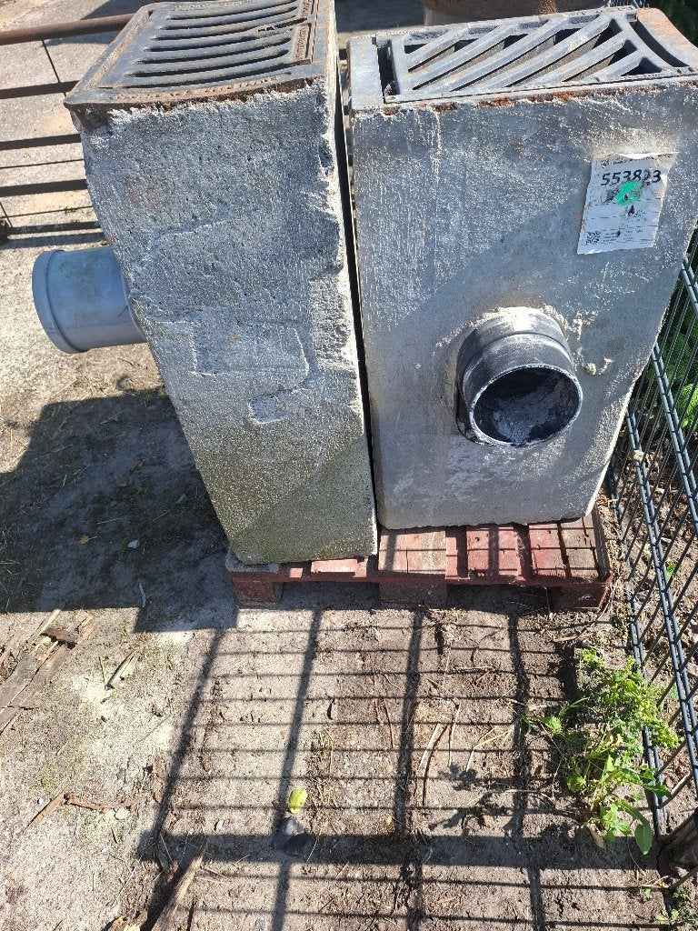 TE KOOP 2 BETONNEN STRAATKOLKEN, 1× TREKPUT, Ophalen, Gebruikt, Minder dan 2 meter, 80 mm of meer
