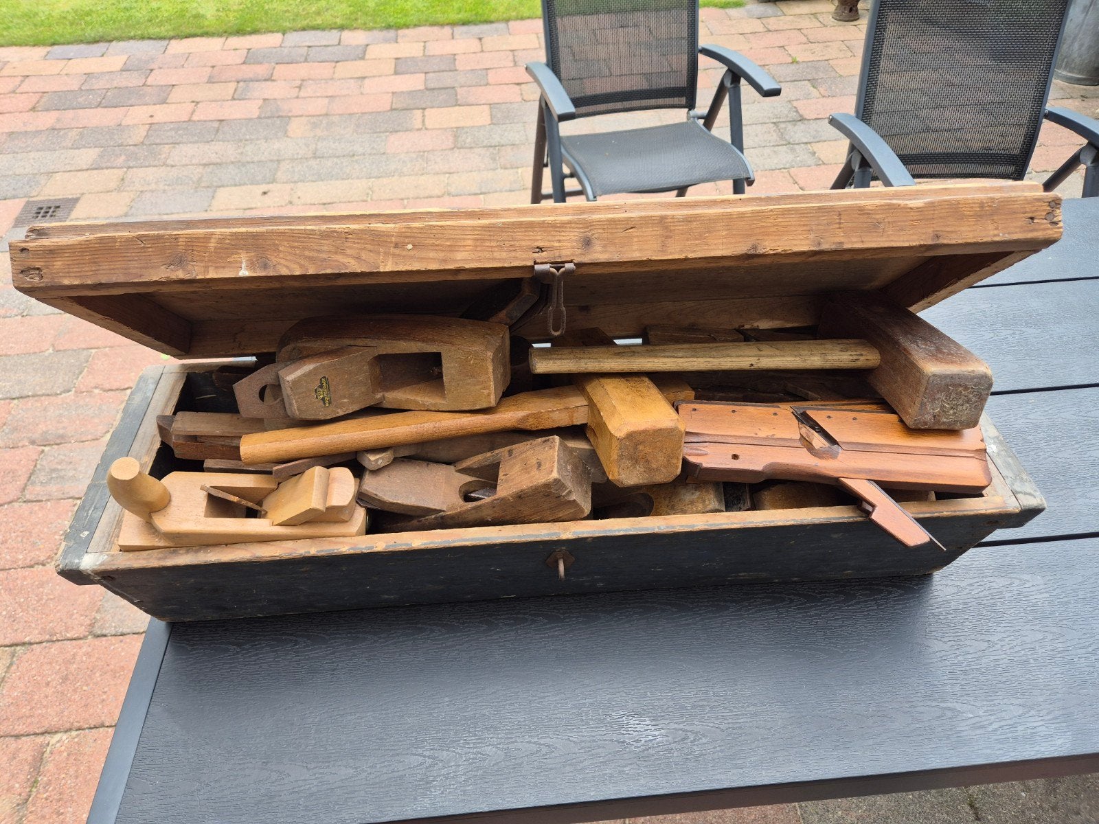 Antieke houten timmermanskist met gereedschap, Ophalen
