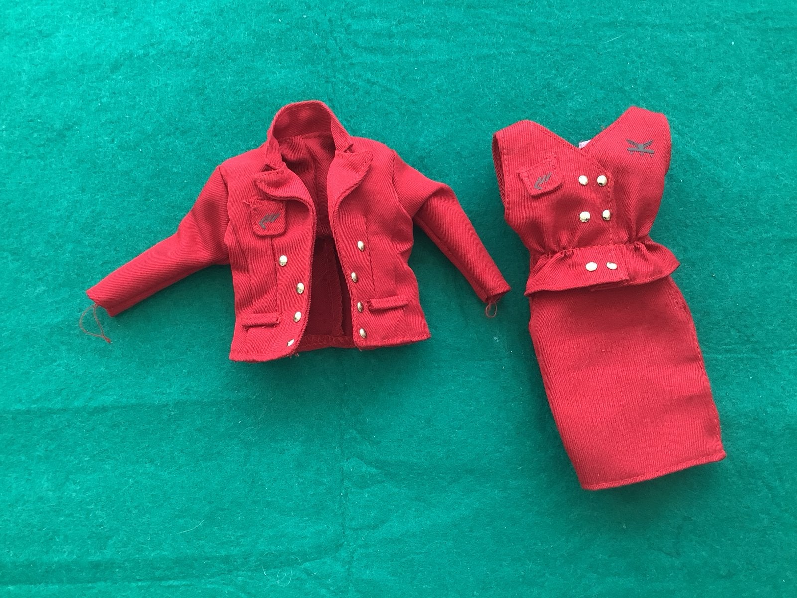 Barbie stewardess  kleding 3 x!, Verzamelen, Poppen, Gebruikt, Kleertjes, Ophalen of Verzenden