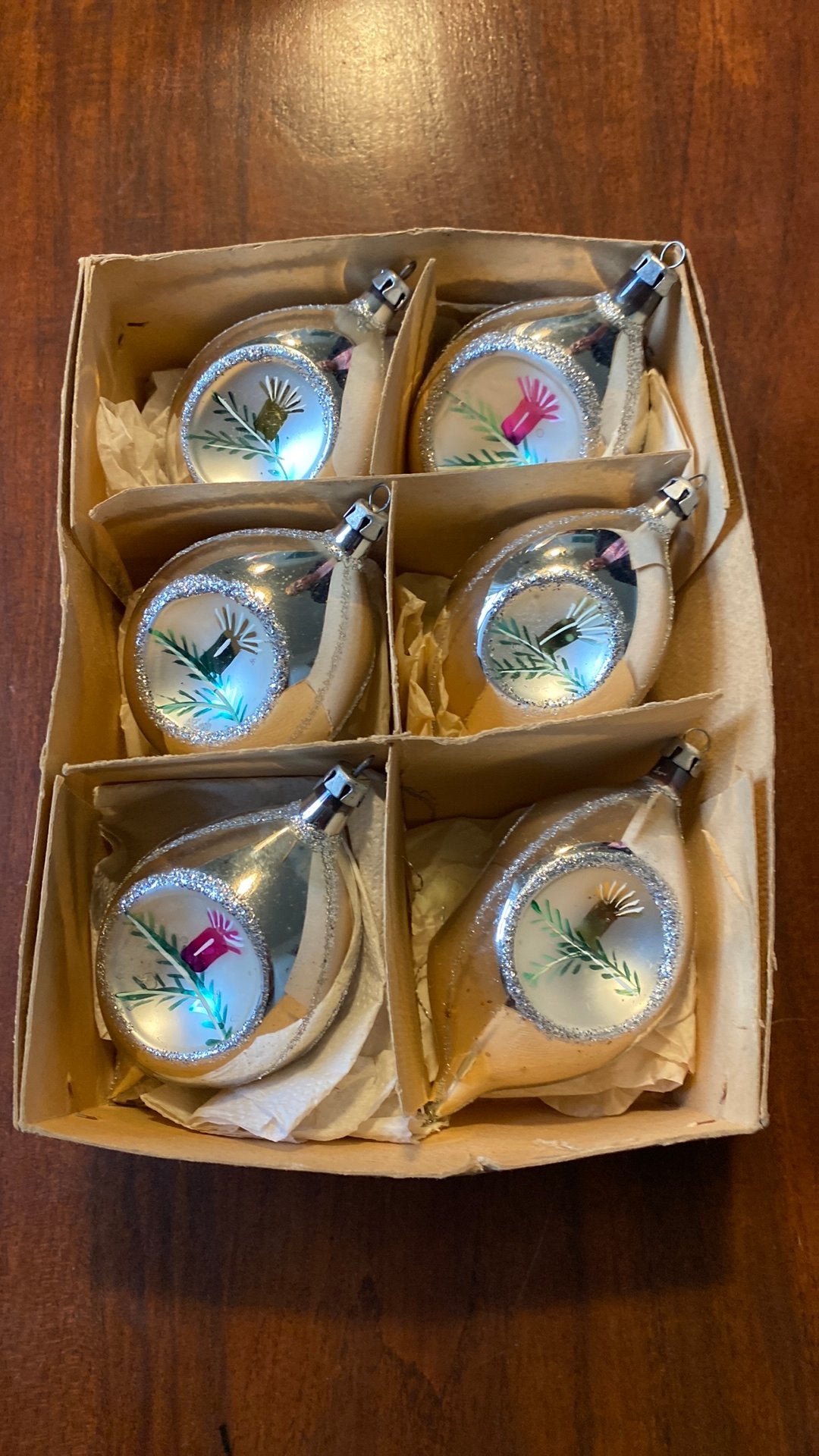Oude kerstversiering doosje 6 kerstballen met 3 deuken kerst, Ophalen, Gebruikt