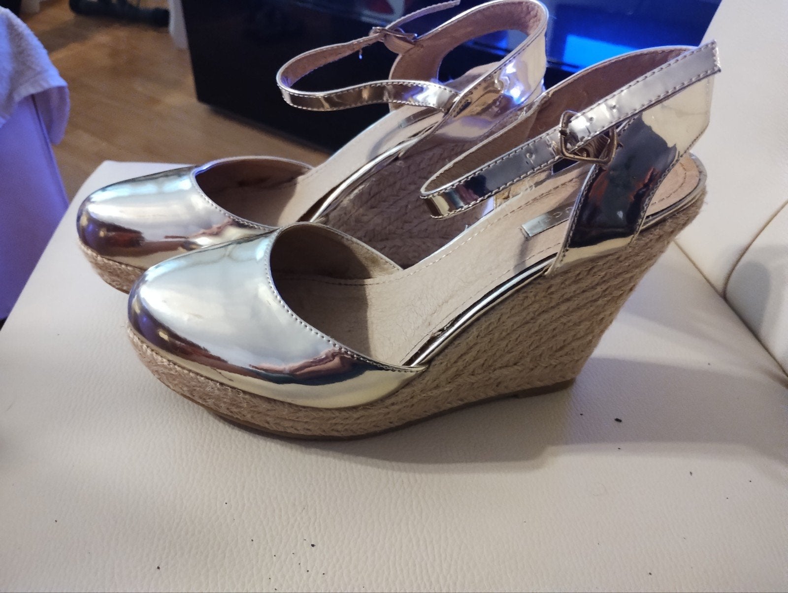 Gouden sleehakken maat 39 Bellucci, Kleding | Dames, Overige kleuren, Zo goed als nieuw, Bellucci, Sandalen of Muiltjes