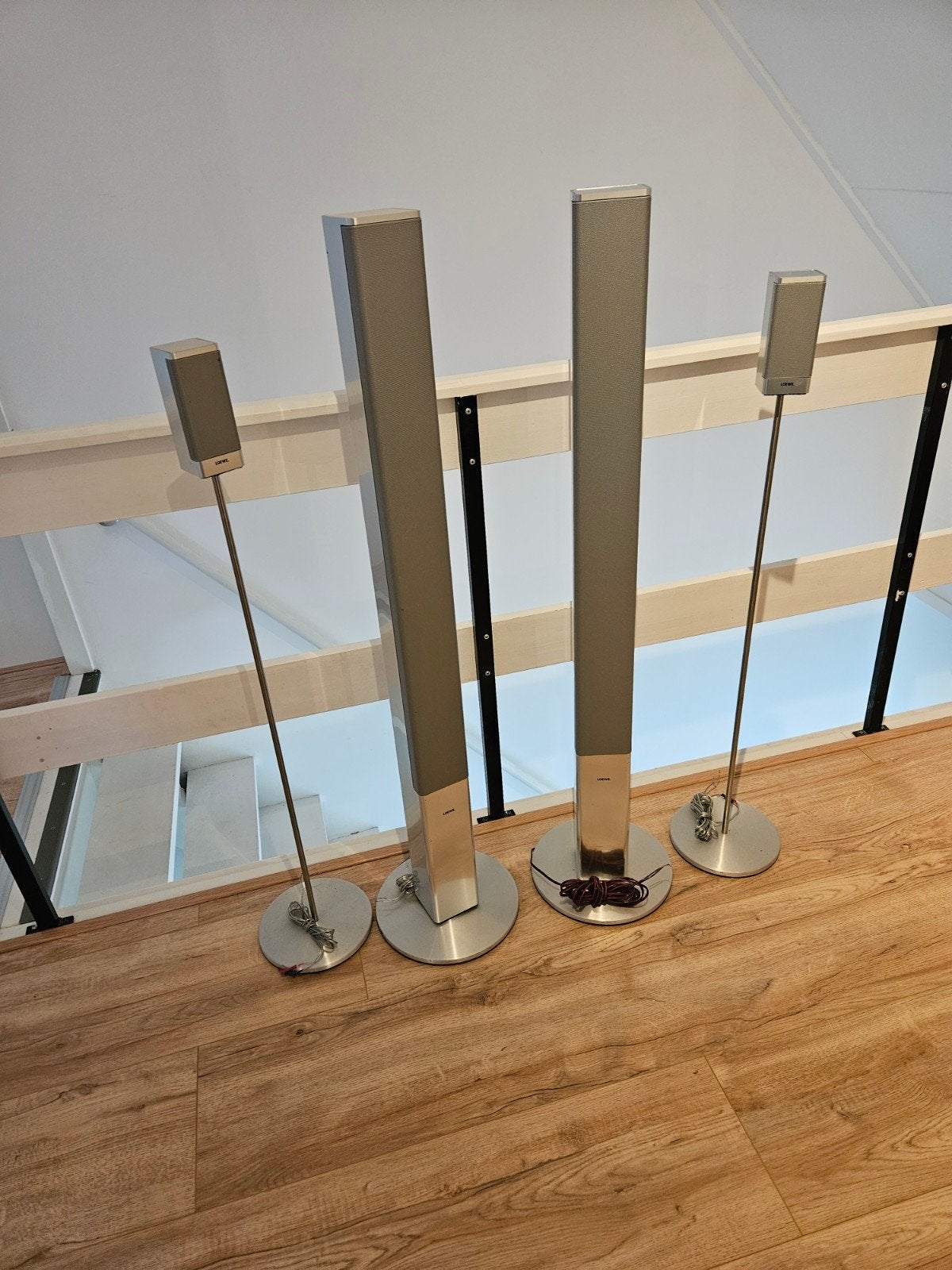 Loewe luidsprekerset - 2 vloerstaand, 2 satelliet, Vloerstaande luidspreker, Gebruikt, Geschikt voor surround/home cinema, Minder dan 60 watt