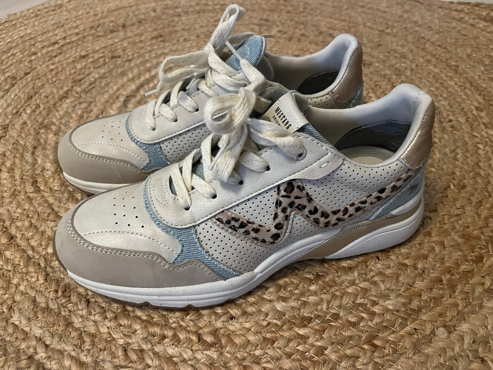 Mustang sneakers beige en lichtblauw , maat 40, Beige, Ophalen of Verzenden, Sneakers of Gympen, Gedragen