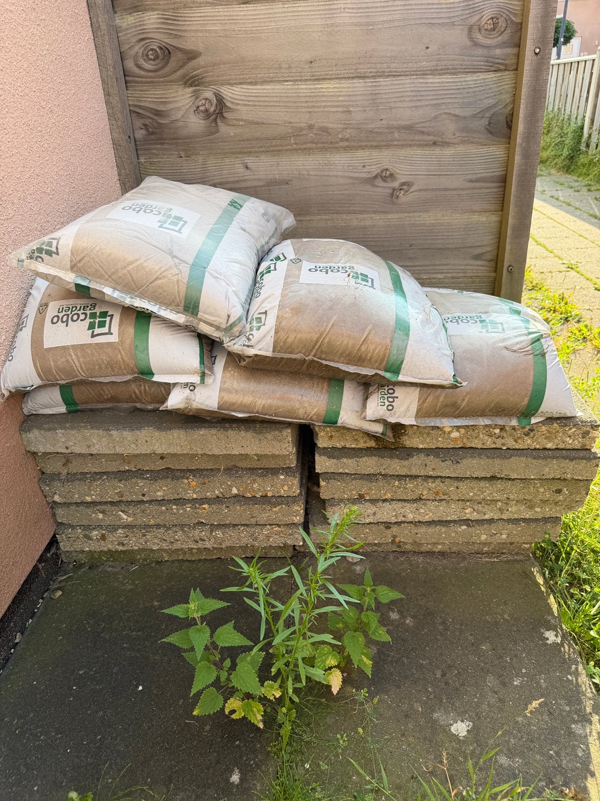 12x tegel met 6 zakken zand, Ophalen, Beton, Terrastegels